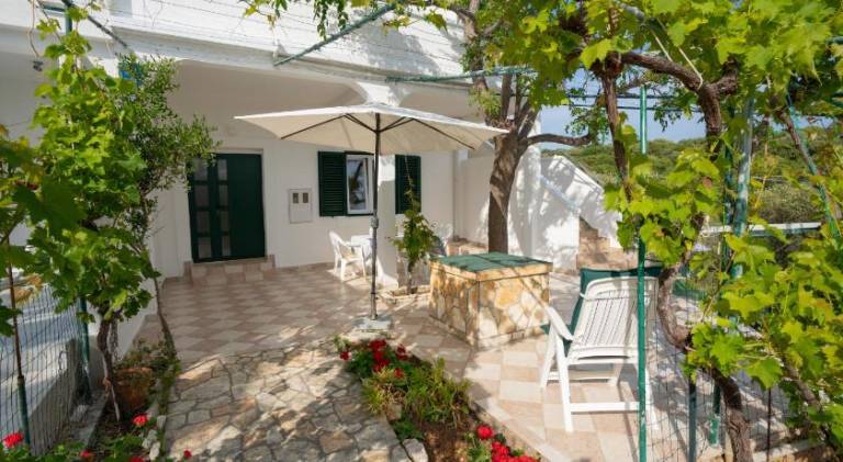 Holiday apartment with garden & terrace — photo 3