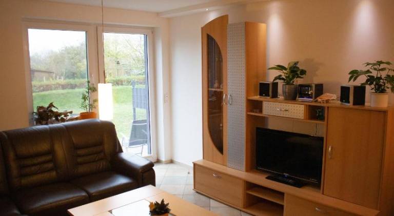 Holiday apartment with BBQ, terrace & yard — photo 2