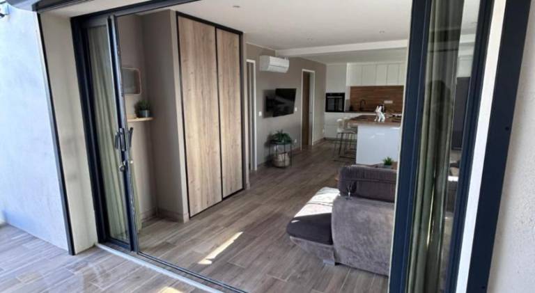 Chic & cozy 2 chambres, climatisee, renove au calme — photo 2