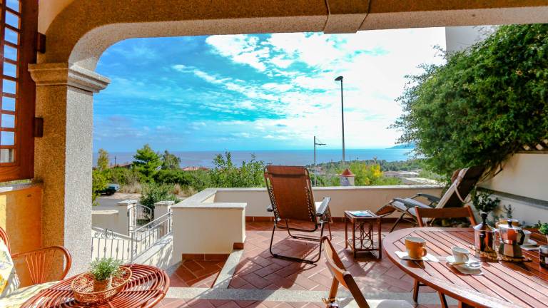 Holiday apartment with patio & yard | Water view — photo 2