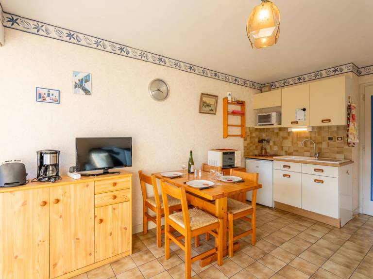 Cozy Studio with Private Garden, 50m from Beach, Parking Included — photo 5