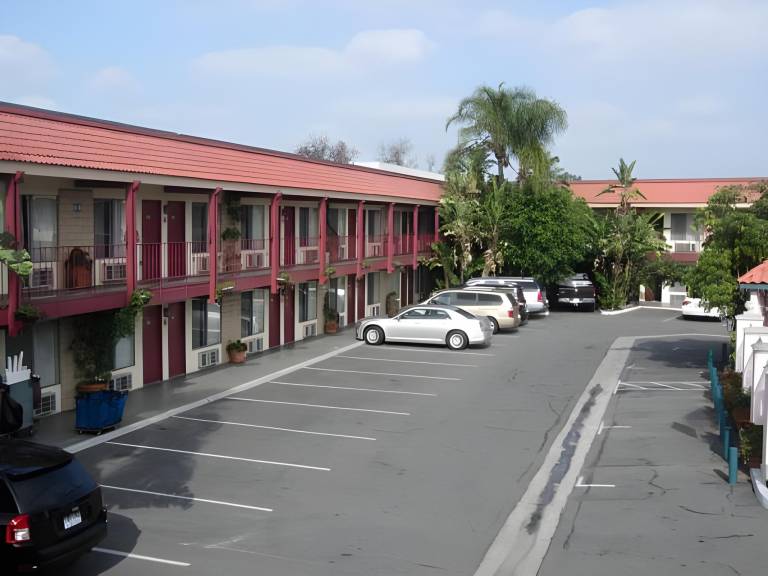 Days Inn & Suites by Wyndham Anaheim At Disneyland Park