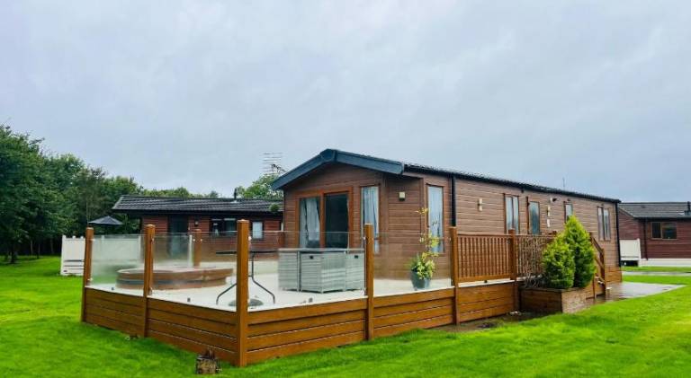 Lodge with jacuzzi & patio in Malton