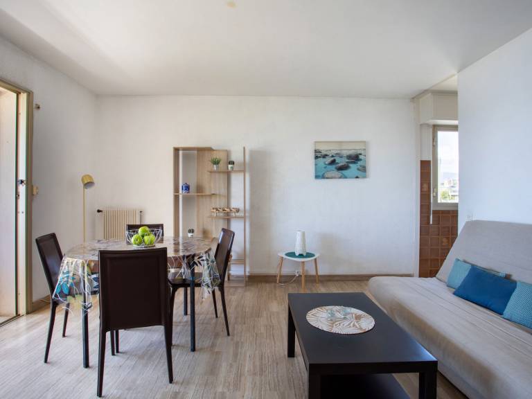 Rental apartment with garden & patio | Sea view — photo 3