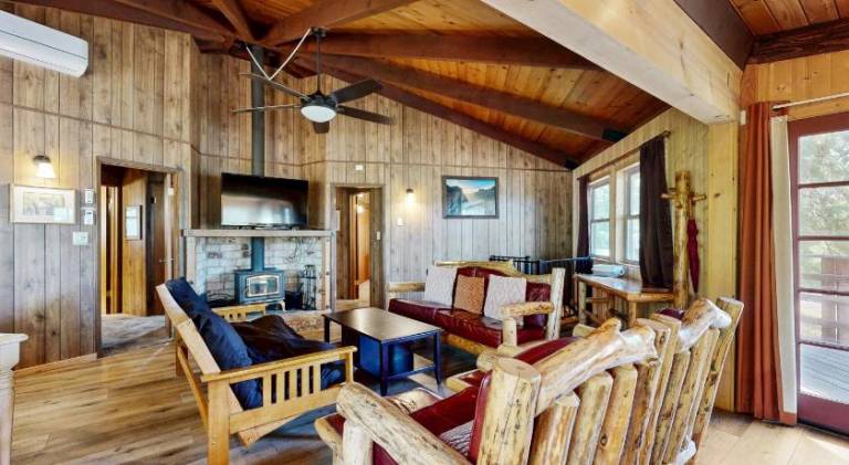Vacation home with pool | Pets allowed — photo 3
