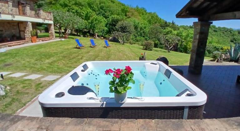 Pleasant vacation home with hot tub | Pet-friendly — photo 3