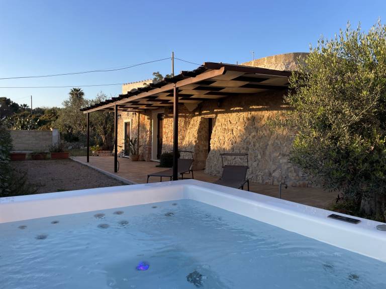 Villa with private pool, barbecue & jacuzzi | Water view — photo 4
