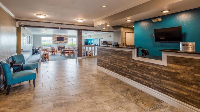 Clarion Pointe Evansville North — photo 2