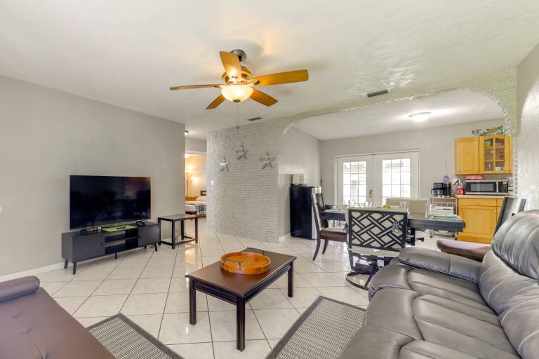 Fenced In Yard Home 3 Mi to Hard Rock Stadium