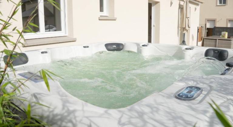 House with yard, hot tub & patio — photo 3