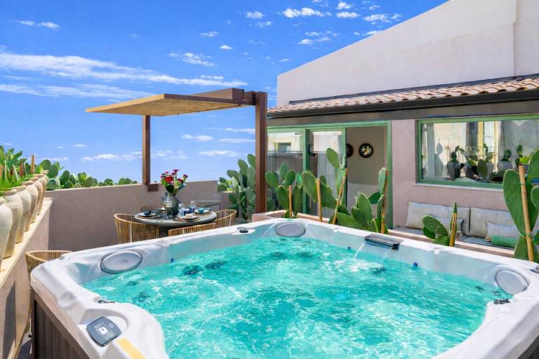 Rental apartment with patio & hot tub | City view in Syracuse