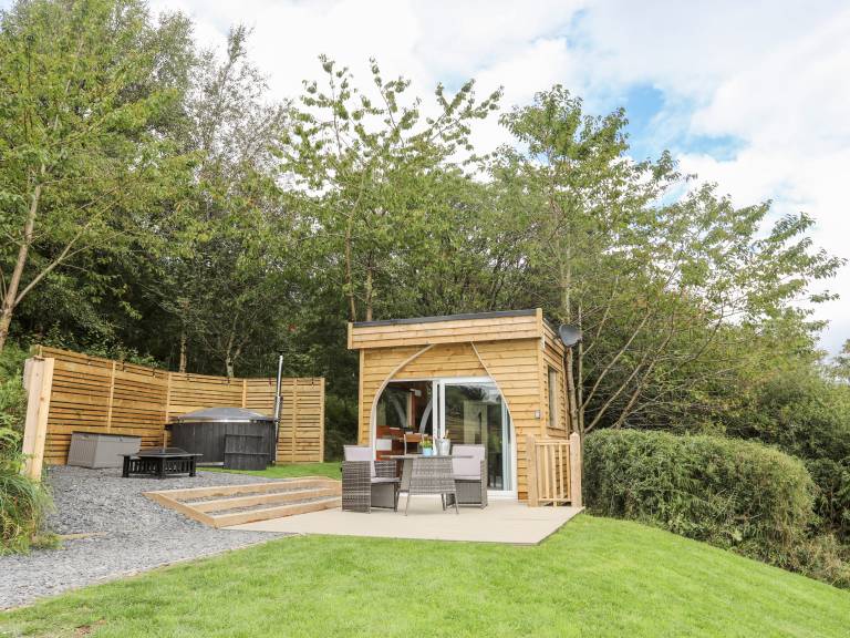 Cottage with yard, hot tub & BBQ in Conwy