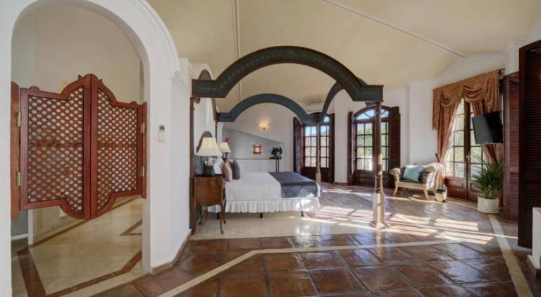 Villa with pool — photo 3