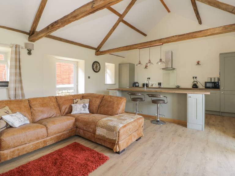Family-friendly nice cottage with hot tub & yard | Pets allowed — photo 3