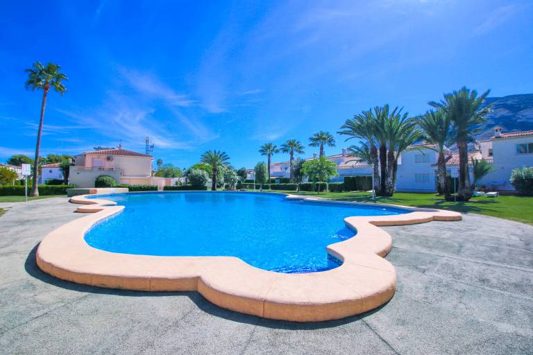 Fully equipped pleasant bungalow with patio, pool & grill | Pets are welcome — photo 3