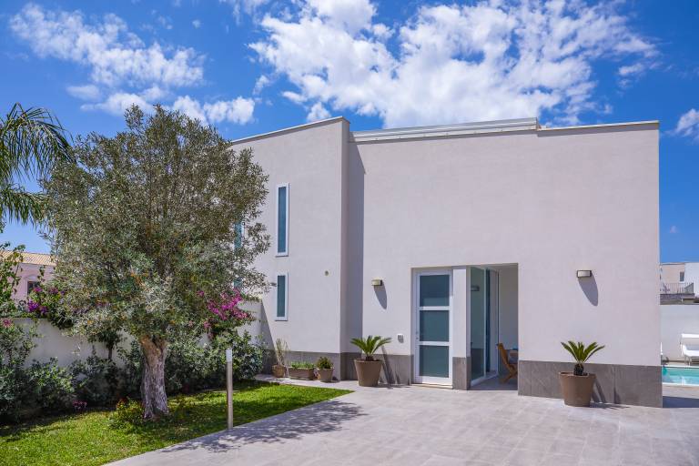 Family-friendly pleasant house with yard, private pool & grill | Beach nearby | Pets are welcome — photo 3