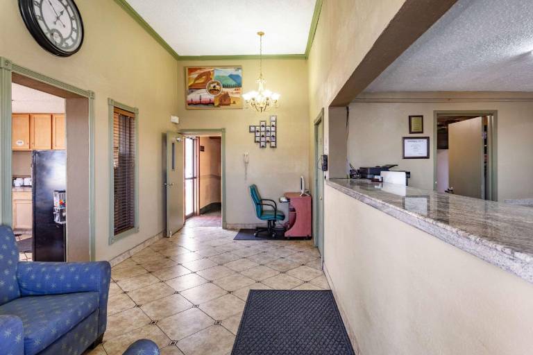 Rodeway Inn Farmington — photo 4