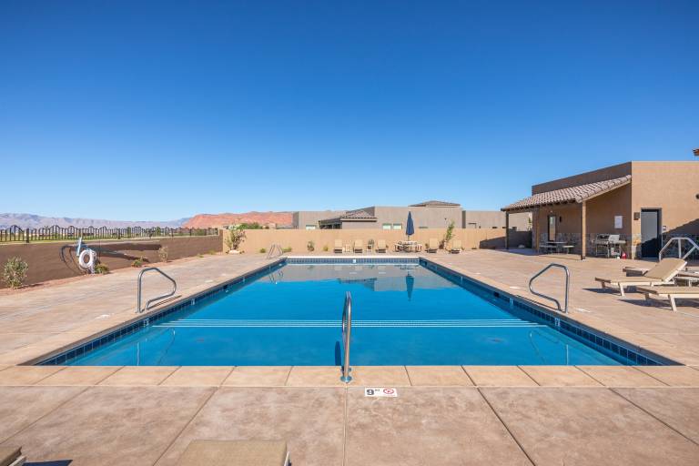 Vacation home with heated pool, BBQ & hot tub | Golf view in Washington, UT