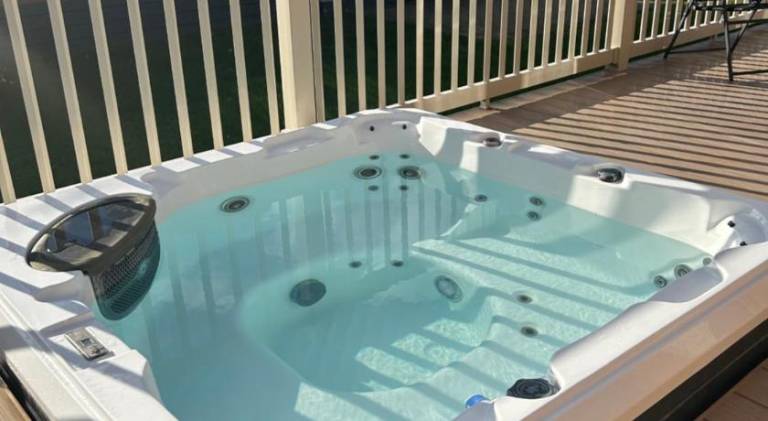 Lodge with patio & hot tub — photo 4