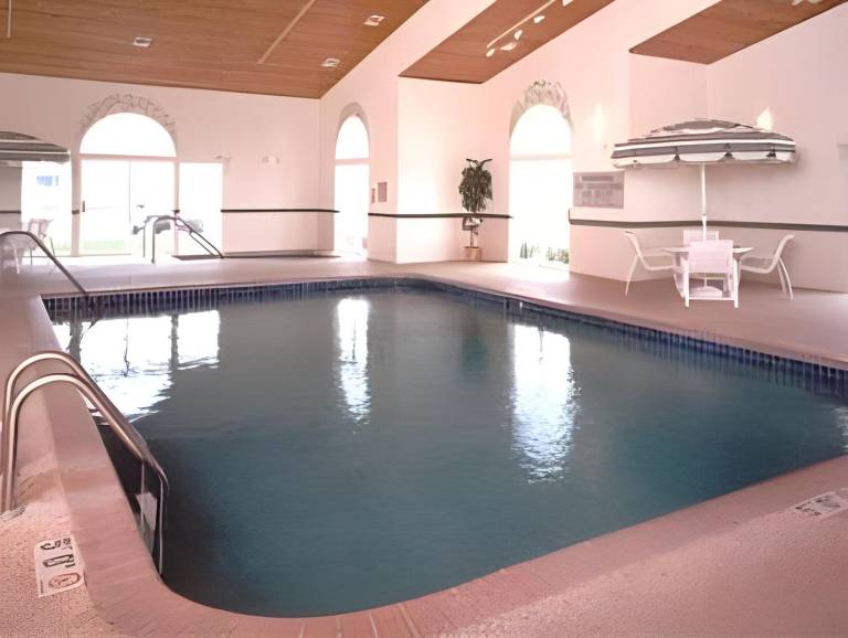 Country Inn & Suites by Radisson, Grinnell, IA — photo 3