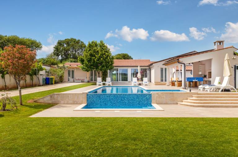 Family-oriented nice villa with yard, private pool & BBQ | Pet-friendly in Medulin