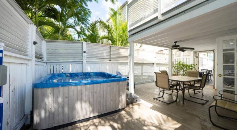 Vacation home with jacuzzi | Near Southernmost Point — photo 4