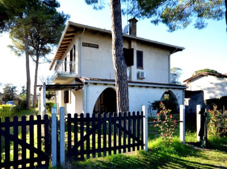 Apartment with barbeque & garden | Garden view in Lignano Sabbiadoro