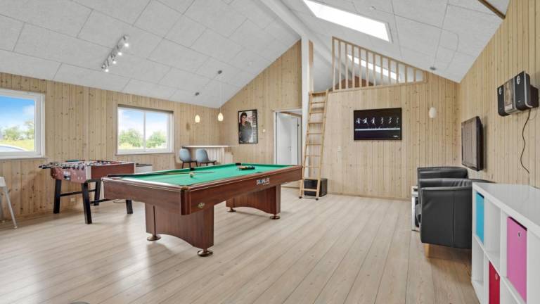 Vacation home with private pool, sauna & hot tub — photo 4
