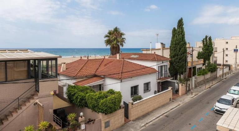 Villa with private pool, garden & terrace in Castelldefels