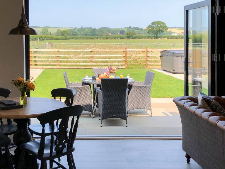 Child-friendly cottage with terrace, grill & garden | Pet-friendly in Newbridge