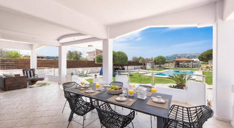 Villa with pool — photo 5