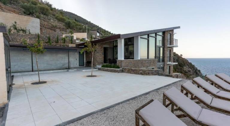Villa with yard & patio — photo 3