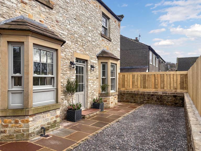 Cottage with BBQ, patio & jacuzzi | River view in Leyburn
