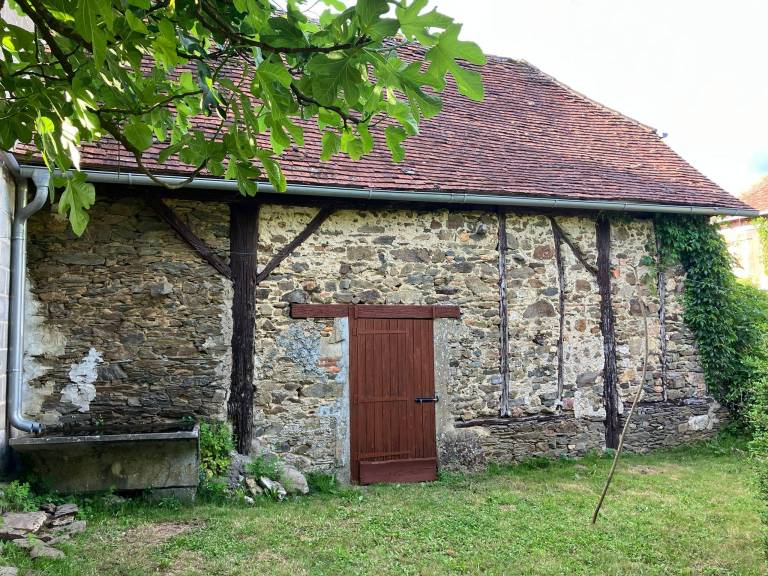 Cottage with barbecue & yard — photo 4