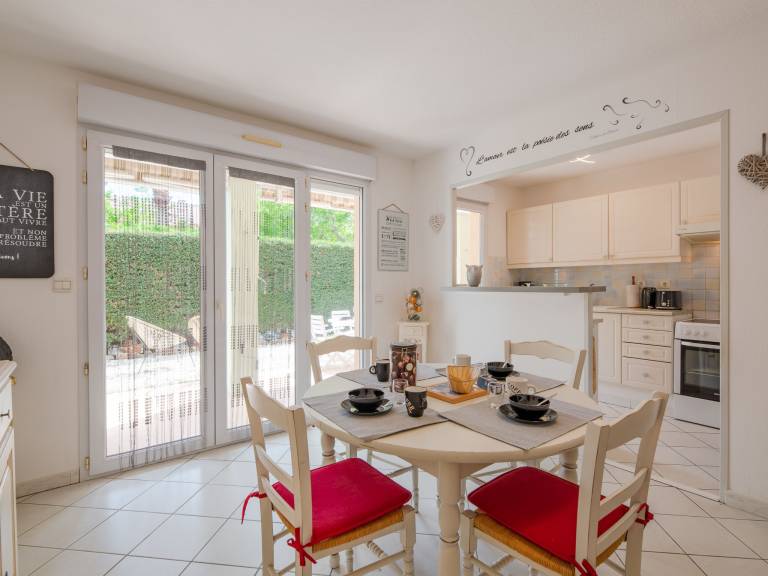 Holiday apartment with garden & terrace — photo 4