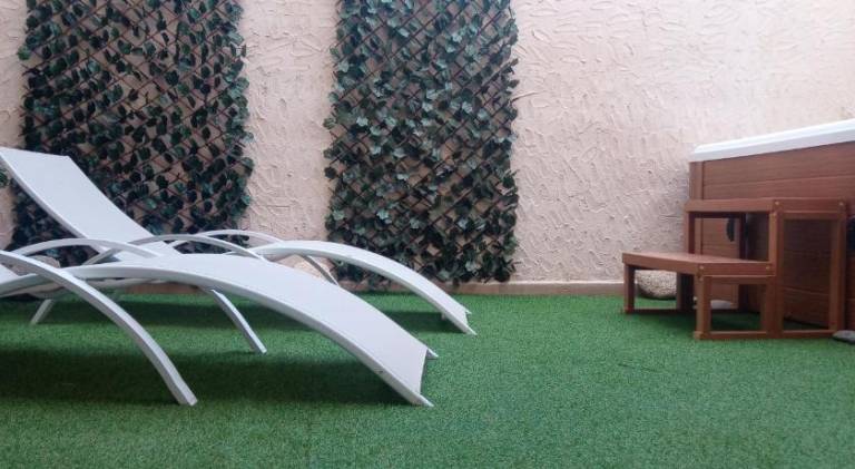 Rental apartment with patio & jacuzzi — photo 2