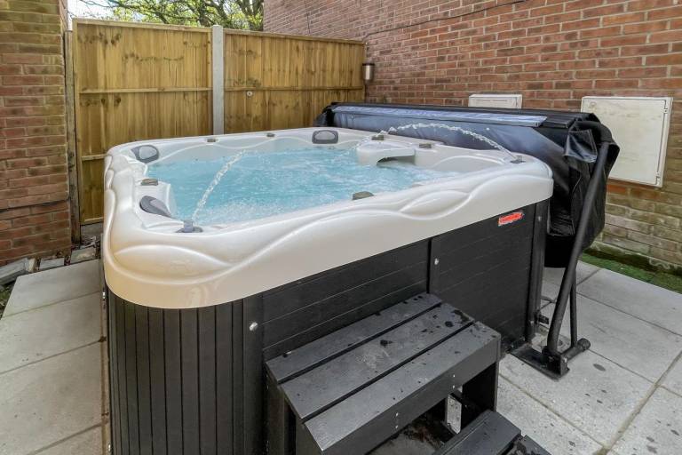 Cottage with jacuzzi & yard — photo 3