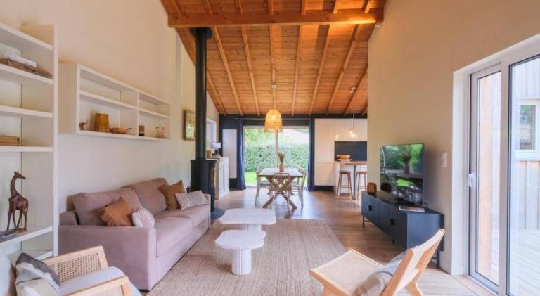 Fully equipped villa with private pool, yard & patio | Suitable for remote work | Dogs allowed — photo 2