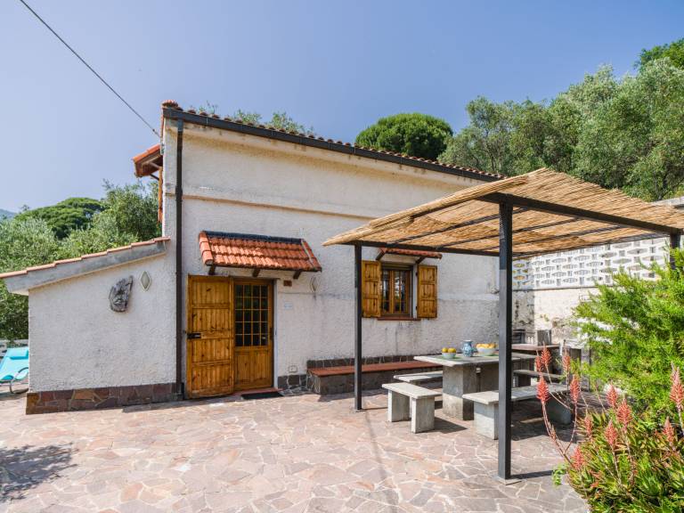 House with terrace, yard & grill | Sea view | Dogs allowed — photo 2
