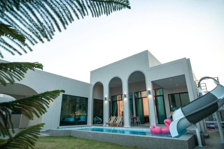 Villa with pool, yard & grill in Phetchaburi