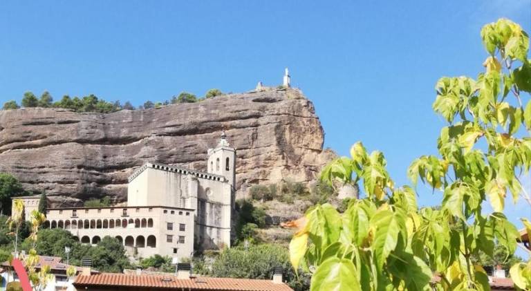 Apartment with patio & jacuzzi in Huesca