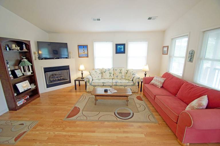 KD2035- Cute beach bungalow with 3 bedrooms, and 2 baths, Theatre Room! — photo 2