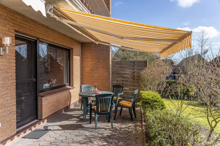 Familienfreundliches Ferienhaus „Plumhuus“ mit großem Garten unter Pflaumenbäumen, Süd-West-Terrasse & Balkon. 2 Schlafzimmer, Spielecke, voll ausgestattete Küche und viel Platz zum Entspannen – inkl. 2 PKW-Stellplätze. in Wittmund