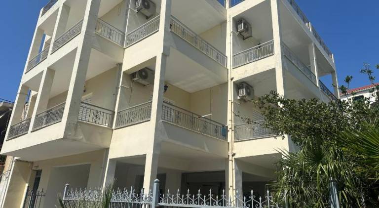 Apartment with patio — photo 4