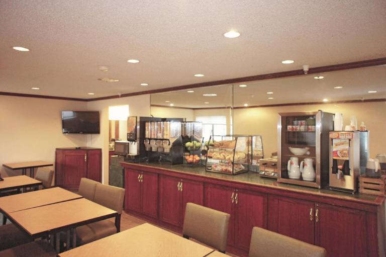 La Quinta Inn by Wyndham Omaha Southwest — photo 3