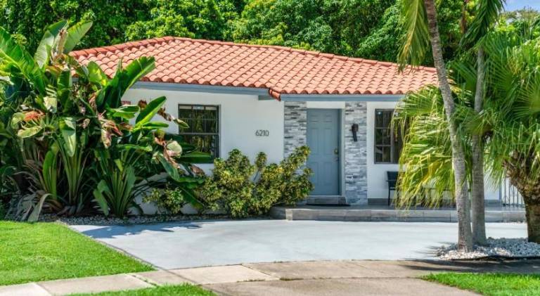 Vacation home with pool in Miami, FL