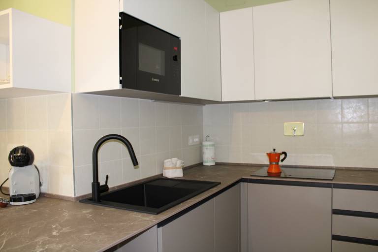 Cascina La Mussia: Appartamento bilocale MENTA Aria Condizionata, cucina, camera da letto, bagno e terrazzo in Canelli