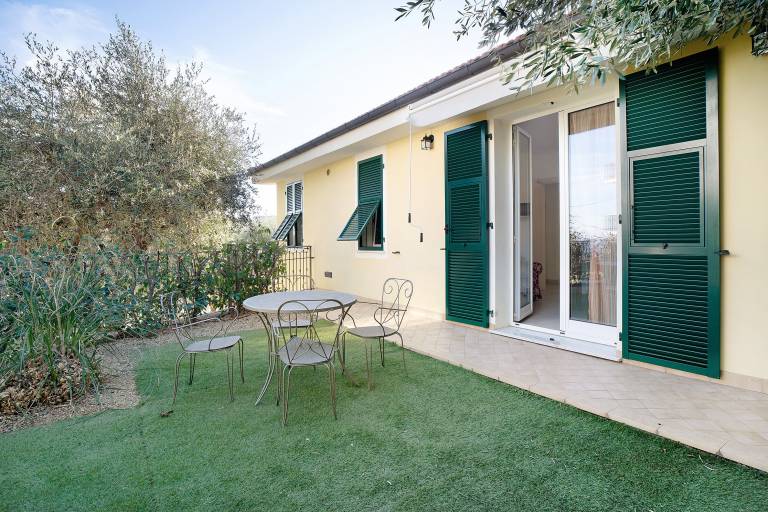 Holiday Apartment "La Taggiasca" with Sea View, Private Garden & Wi-Fi in Savona