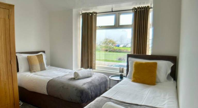 Vacation home with 4 rooms for 10 persons in Swindon