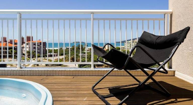 Vacation home with BBQ, yard & pool — photo 4